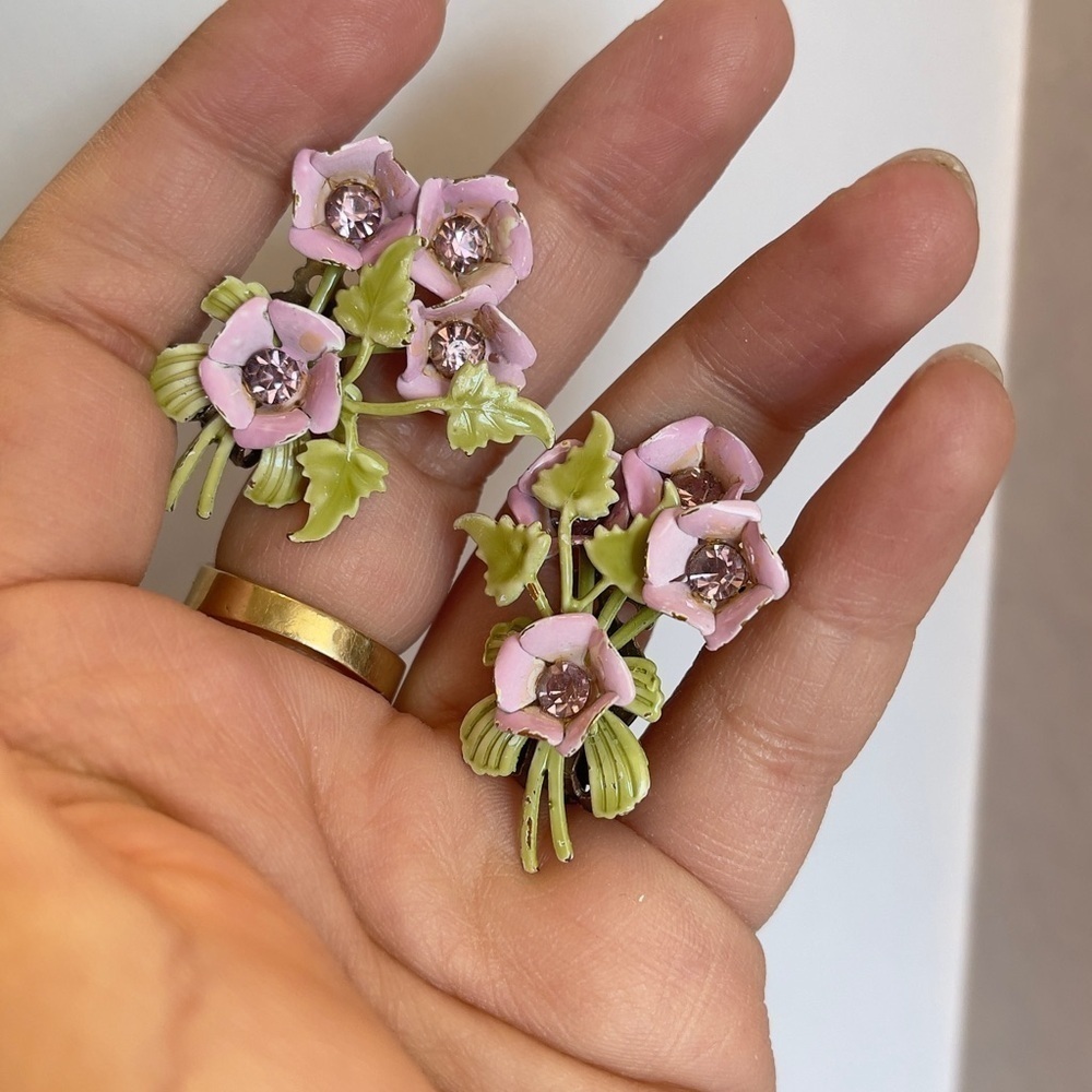 1960s Vintage Light Purple Enameled Flower Earrings clip on - Picture 1 of 5